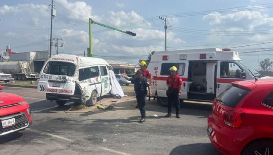 Tulancingo: combi da vuelta prohibida y choca contra camión; un muerto | VIDEO