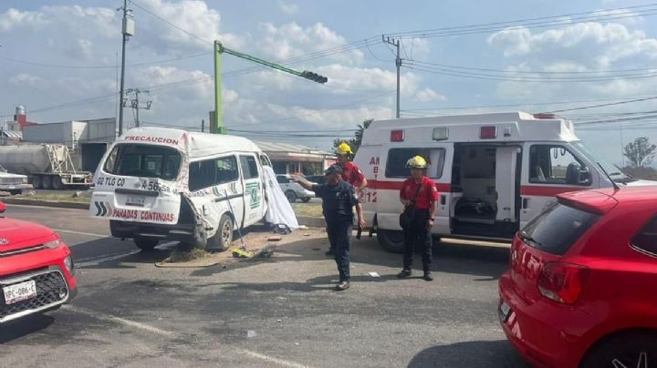 Tulancingo: combi da vuelta prohibida y choca contra camión; un muerto | VIDEO