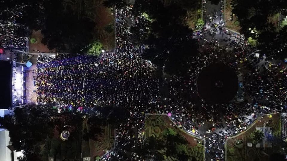 Las alcaldías contrataron desde músicos hasta banquetes e impermeables para los asistentes.