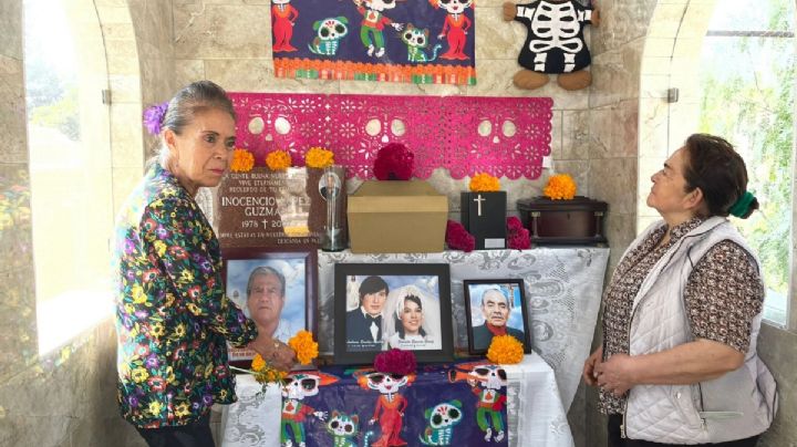 Un ramo de cempasúchil, arroz y mole, así honran a sus difuntos en el panteón municipal