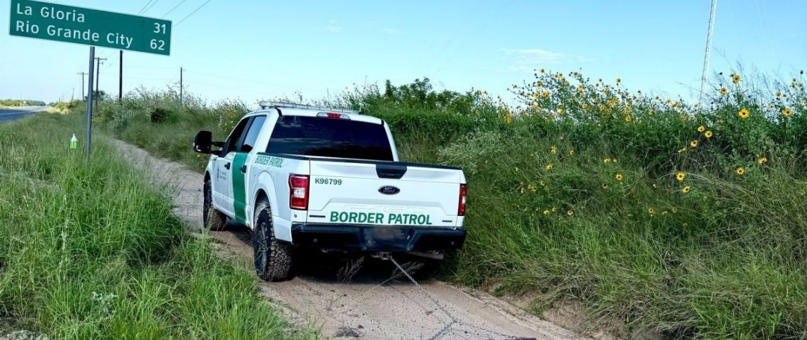 Texas ofrece terrenos a Trump para encerrar migrantes