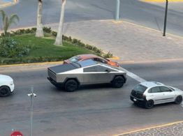 Una camioneta del "futuro" ronda por las calles de León | VIDEO