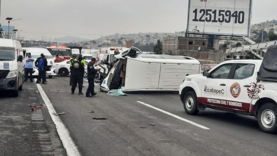 En el incidente resultó lesionado el conductor de la combi quien viajaba solo, con dirección al municipio de Acolman.