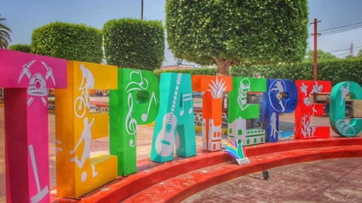 Hombre golpea a mujer en calle de Tepatepec, peatones intentan detenerlo