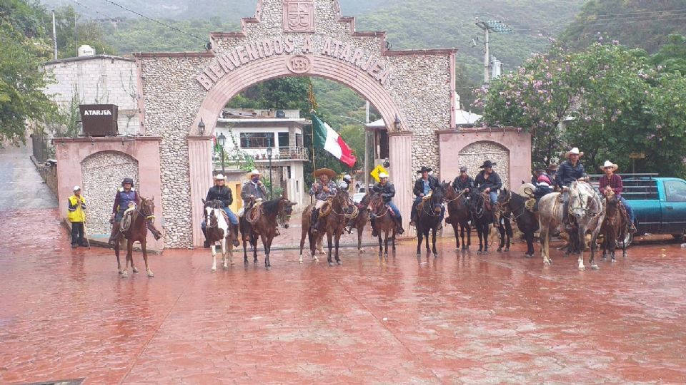 Cabalgata con motivo de la Revolución entre la lluvia, ayer en Atarjea.