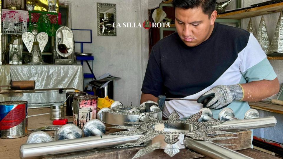 Jonathan Aldair, artesano de hojalata, recordó que esta artesanía la ha trabajado su familia desde hace 64 años. Él, se inició cuando vivía con su bisabuelo paterno, representa la cuarta generación dedicada a este oficio.