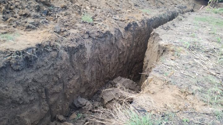 Empleados escarbaban para meter drenaje y terminan sepultados