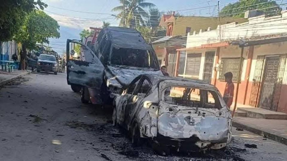 Autos quemados quedaron en varias calles de Mapastepec, Chiapas, tras los enfrentamientos de la madrugada del viernes