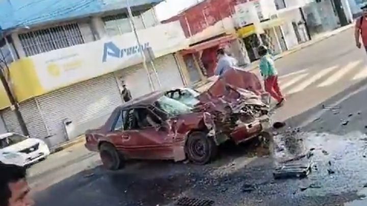 Auto termina destrozado tras chocar contra camión de Coca-Cola