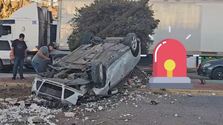 Conductor destroza su auto al volcar sobre el bulevar Colosio; así el accidente
