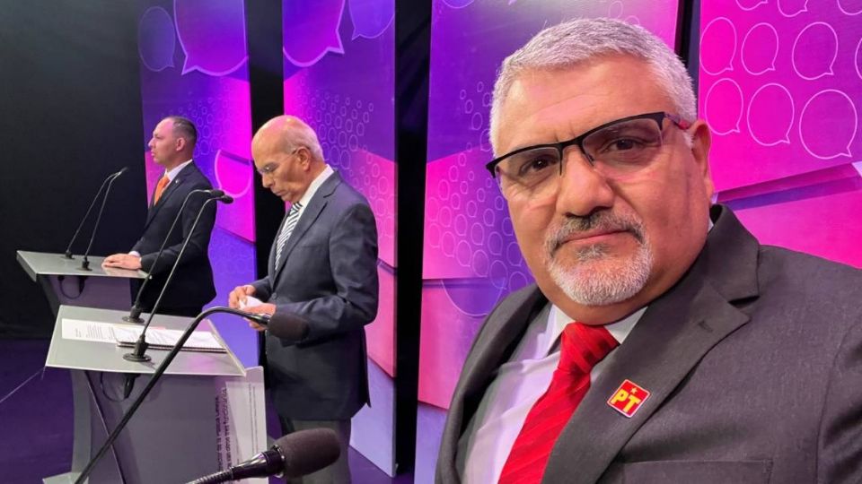 Jorge Acuña Dávalos, (derecha), buscó la presidencia municipal de Celaya por el Partido del Trabajo.