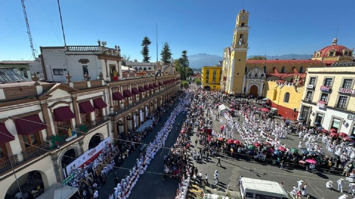 VIDEO: Rompe récord La Bamba 2024 en Xalapa con más de 2,700 jarochos