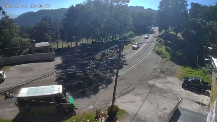 Camioneta embiste a pareja en moto en la México-Cuernavaca; mujer muere