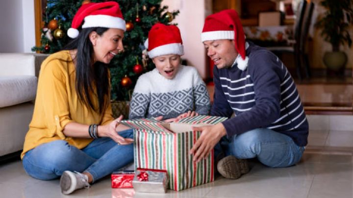 Navidad 2024: ¿Cuándo se deben colocar los regalos en el árbol y cuándo se deben abrir?