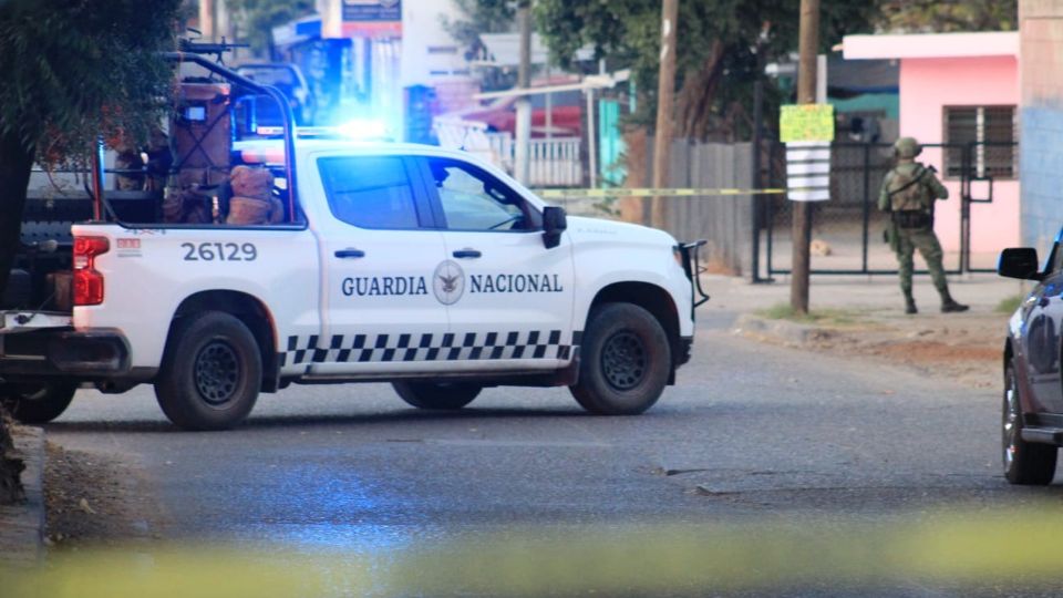 Un hombre intentó evadir a los guardias de seguridad y al detenerlo le encontraron explosivos en el vehículo