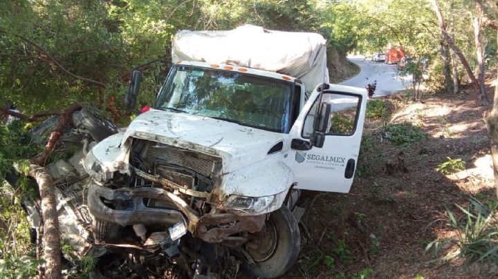 Vehículos de la Policía Estatal y Liconsa chocan en Hidalgo; 2 muertos y 3 heridos