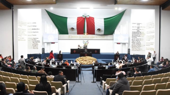 Diputados regresan al salón de plenos pese a goteras y filtraciones