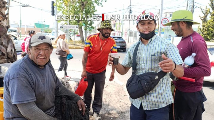 Padre e hijo trabajan limpiando parabrisas en Pachuca, buscan salir adelante