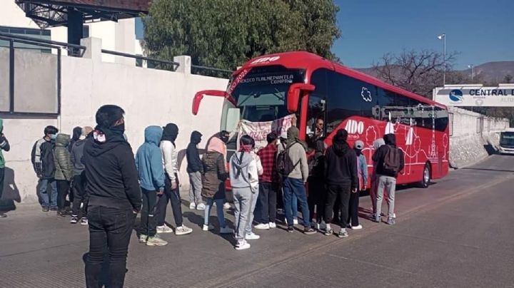 Estudiantes de El Mexe retienen autobuses en la Central de Pachuca