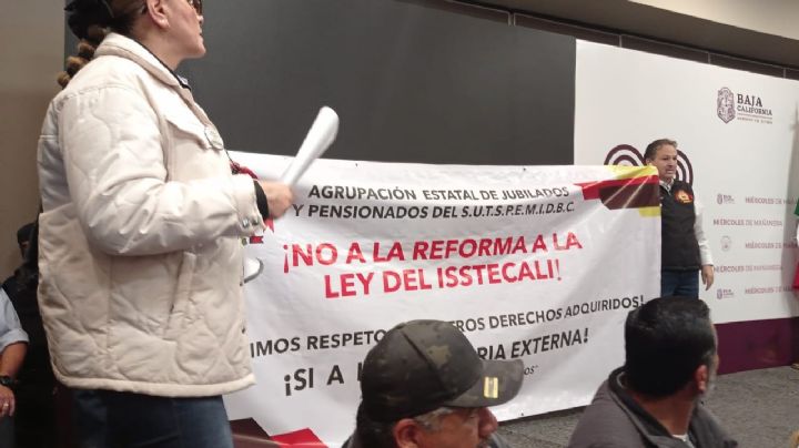 Burócratas de Baja California irrumpen en protesta contra reforma a pensiones