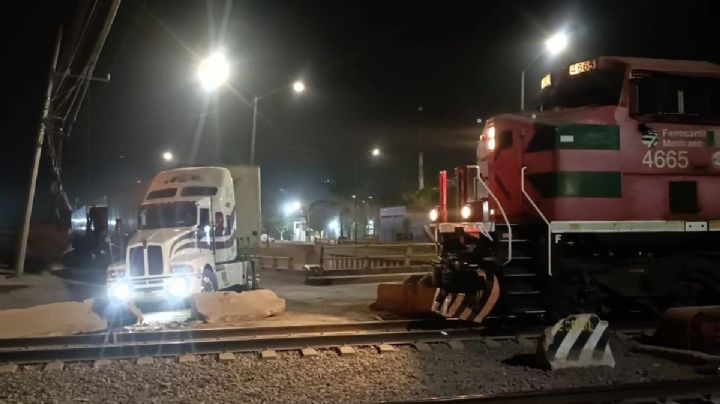 Tráiler se atora en las vías del tren en Timoteo Lozano