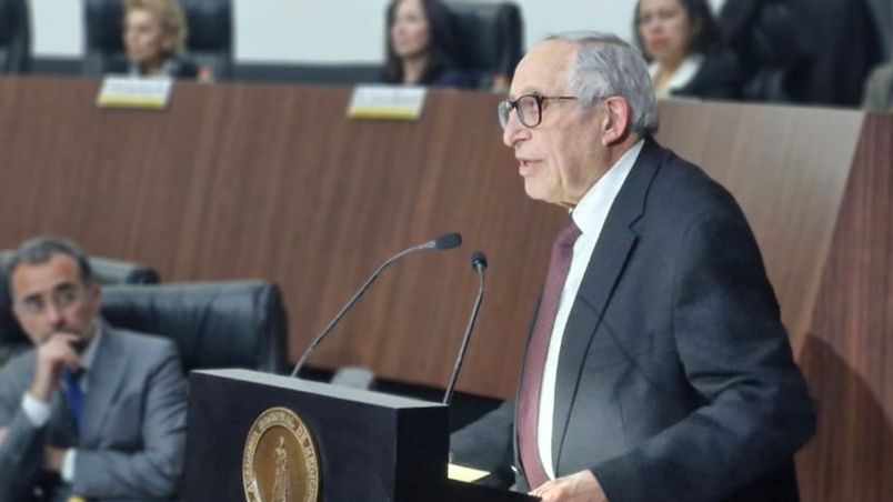 El secretario de Salud, David Kershenobich, durante el cambio de presidencia en la Academia Nacional de Medicina.