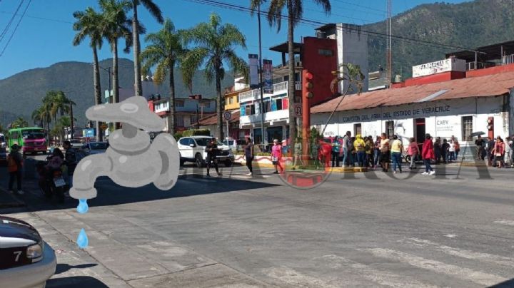 Protestan en Río Blanco por falta de agua; amagan con cerrar carreteras si no los atienden