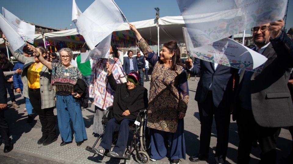 Dan banderazo de salida a adultos mayores que se van de viaje a Acapulco. Al centro, la jefa de Gobierno de la CDMX, Clara Brugada