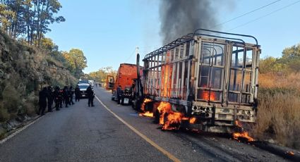 Queman 3 camiones y otros 4 vehículos tras atacar a policías municipales de Zinapécuaro