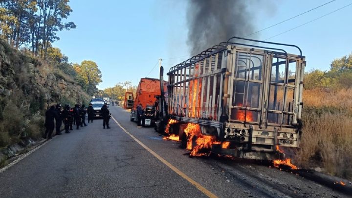 Queman 3 camiones y otros 4 vehículos tras atacar a policías municipales de Zinapécuaro