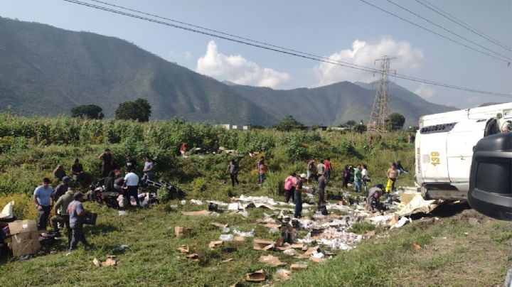 Rapiñan tráiler con embutidos y lácteos en autopista Orizaba - Puebla