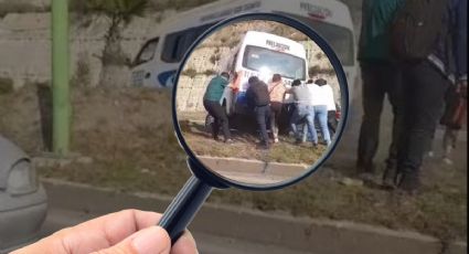 Solo en Pachuca: Combi se sube al camellón, pasajeros la empujan para llegar a su destino