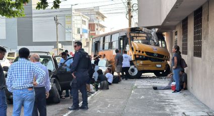 Camión de ruta Lafragua se estrella contra edificio en Veracruz, hay heridos