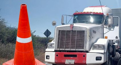 Transportistas bloquean carretera de Hidalgo, protestan contra nuevo sindicato