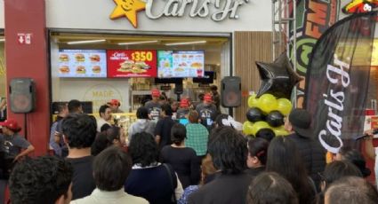 Se quedan a dormir en la calle para la apertura de Carl's Junior en Celaya