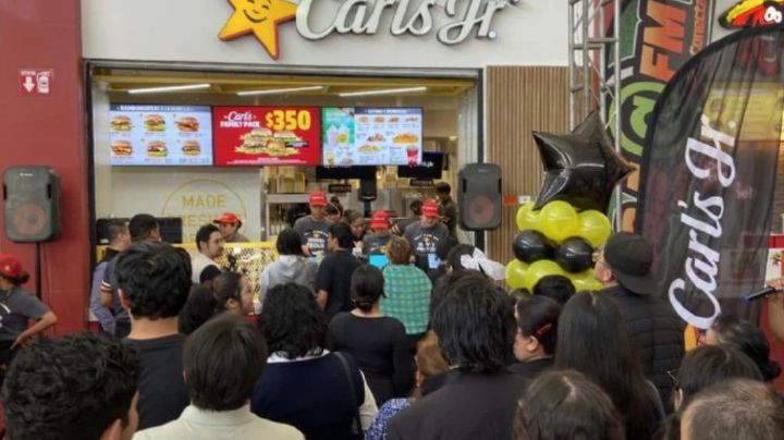 Se quedan a dormir en la calle para la apertura de Carl's Junior en Celaya