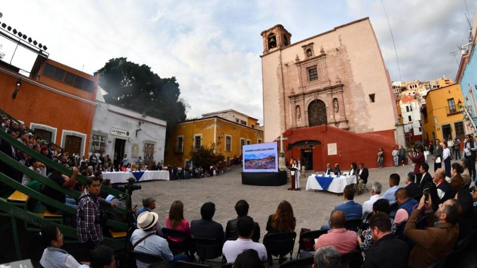 La alcaldesa de Guanajuato, Samantha Smith presentó el nuevo Plan Municipal de Desarrollo Urbano y Ordenamiento Ecológico Territorial en la Plaza San Roque.