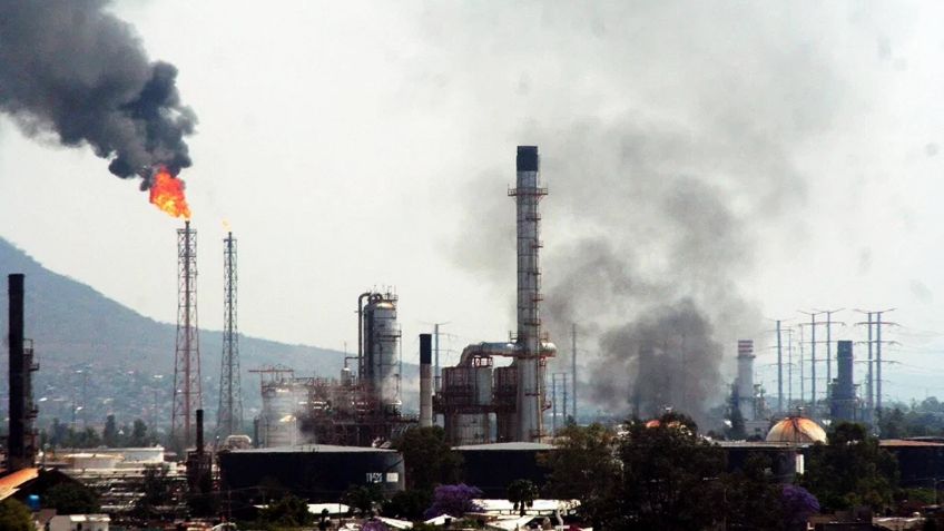 Pemex insiste en refinar más petróleo, pero sus refinerías siguen en declive