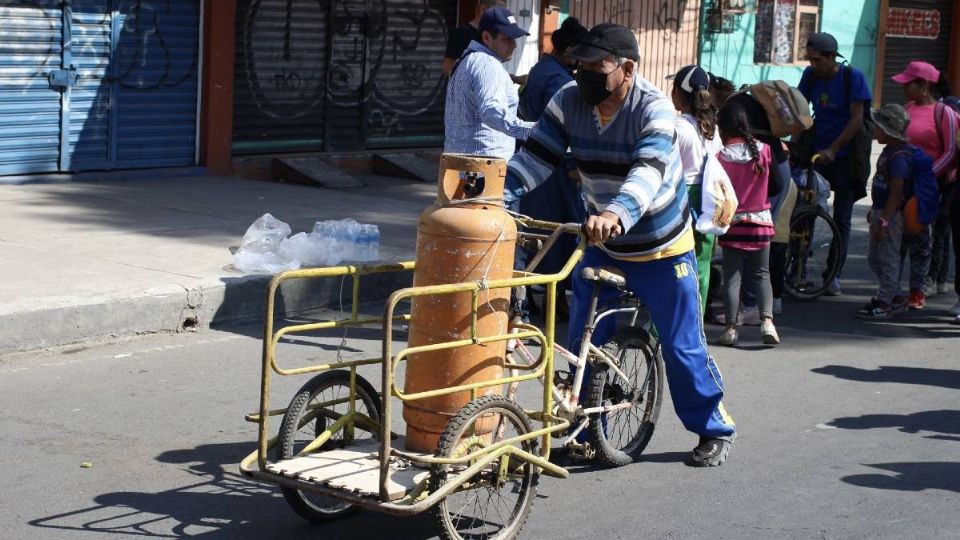 Varias horas deben esperar los consumidores de gas en Oaxaca para surtir un cilindro