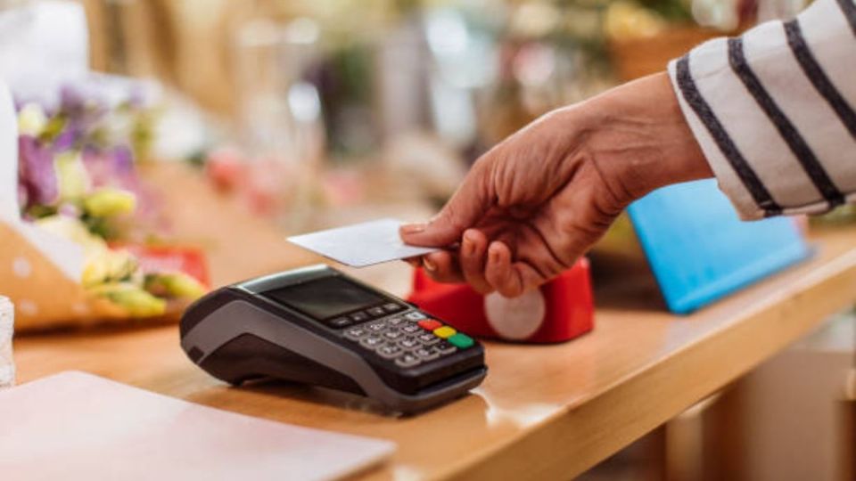 Las tarjetas de débito o crédito con tecnología contactless aprueban compras pequeñas con solo acercar el plástico a una terminal bancaria, pero cuidado con los fraudes






