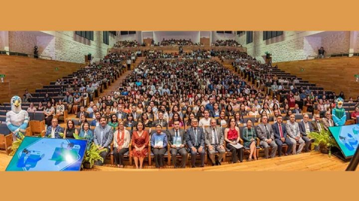 Egresados, orgullo de la UV: Rector