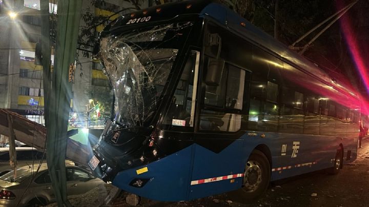 Accidente en CDMX: Trolebús choca contra árbol en Eje 2 Norte