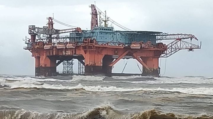Plataforma petrolera es arrastrada por el frente frío 14