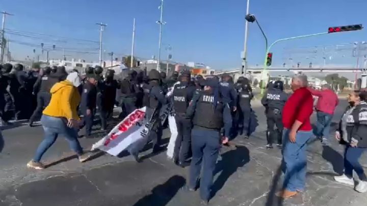 Policía Estatal repliega a manifestantes para abrir la circulación en bulevar Santa Catarina I VIdeo