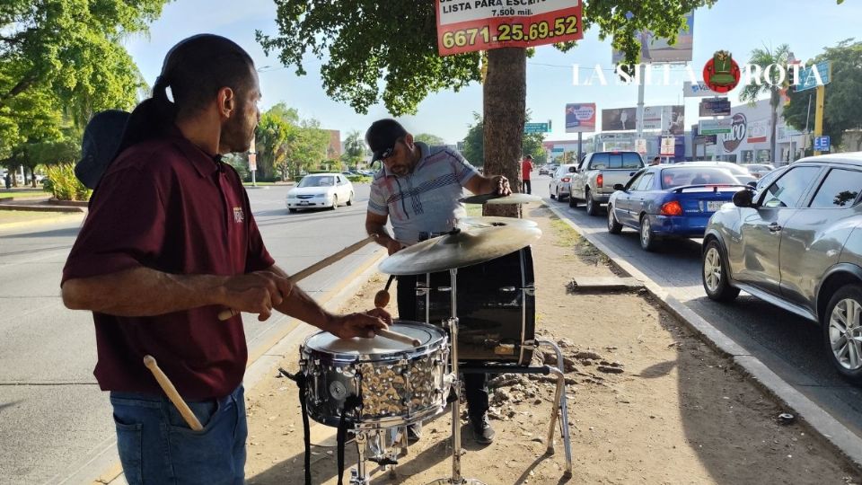 De la fiesta a la calle: músicos sinaloenses sobreviven entre balas y monedas.