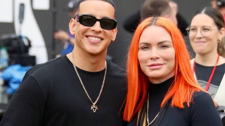 El cantante sufre millonario robo de su propia esposa.