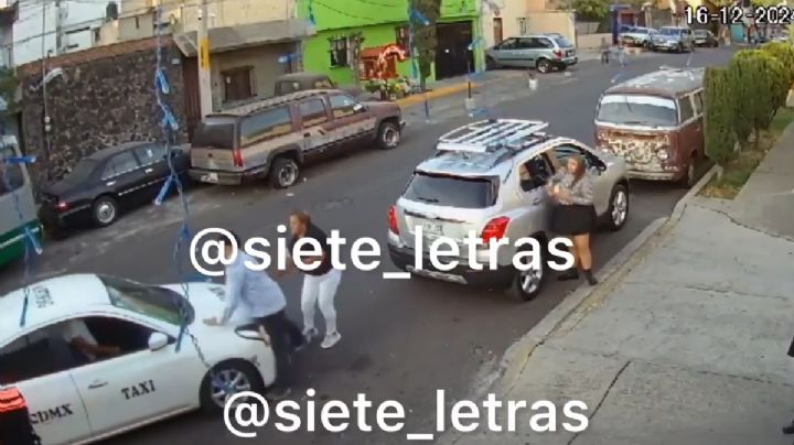 Taxistas se enfrentan a vecinos en la colonia Ajusco; hay un muerto y 10 heridos