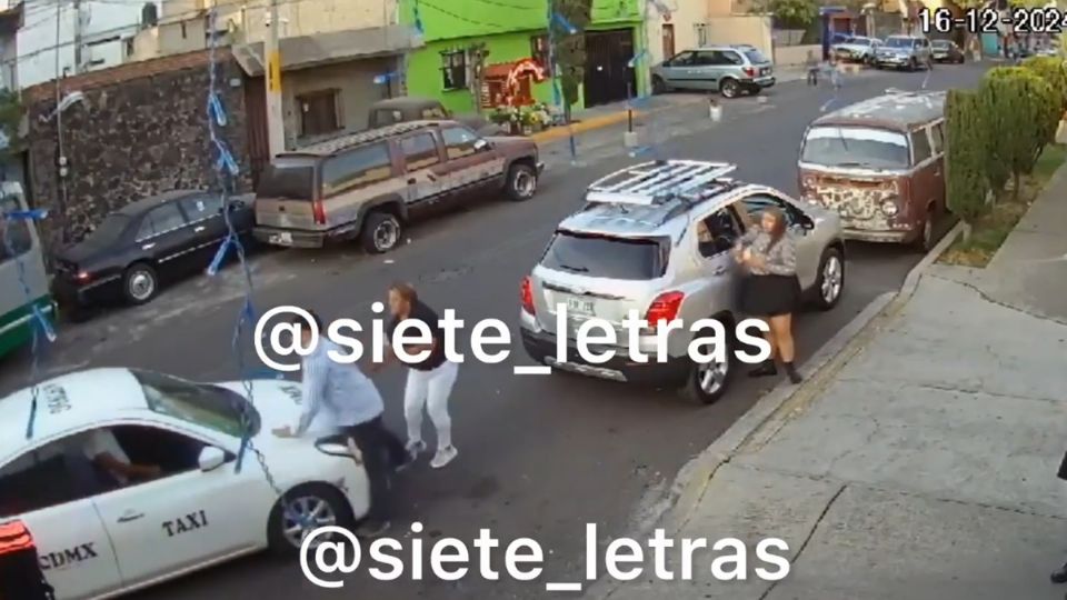 Taxistas se enfrentan a vecinos en la colonia Ajusco