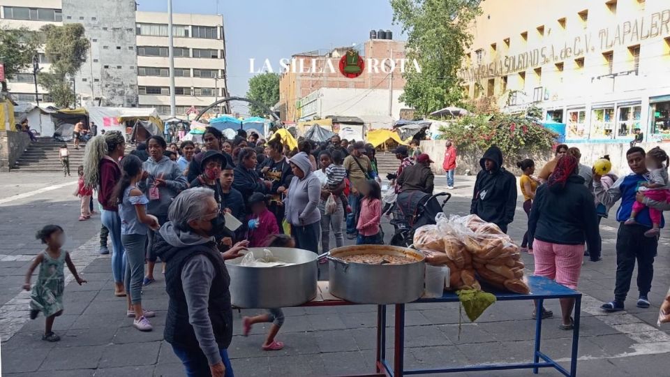 Durante este Día Internacional del Migrante, a los extranjeros se les ofreció un desayuno a las 10:00 de la mañana, como todos los días, sin embargo, gracias a las gestiones del padre Benito se pudieron otorgar despensas, cobijas, ropa y juguetes a mujeres y hombres migrantes