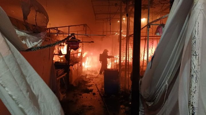 Se incendia Expo Navideña en la madrugada, 60 comercios afectados